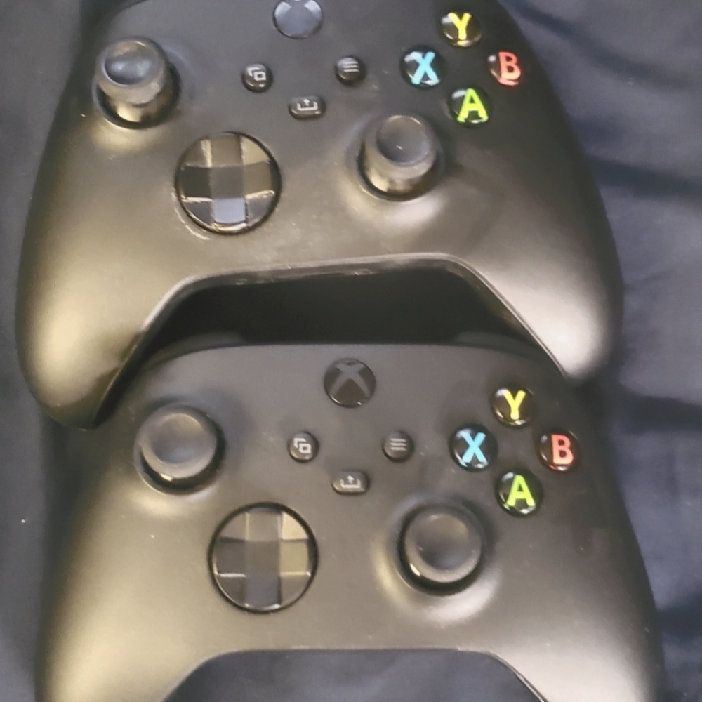 2 Xbox Series X controller and games